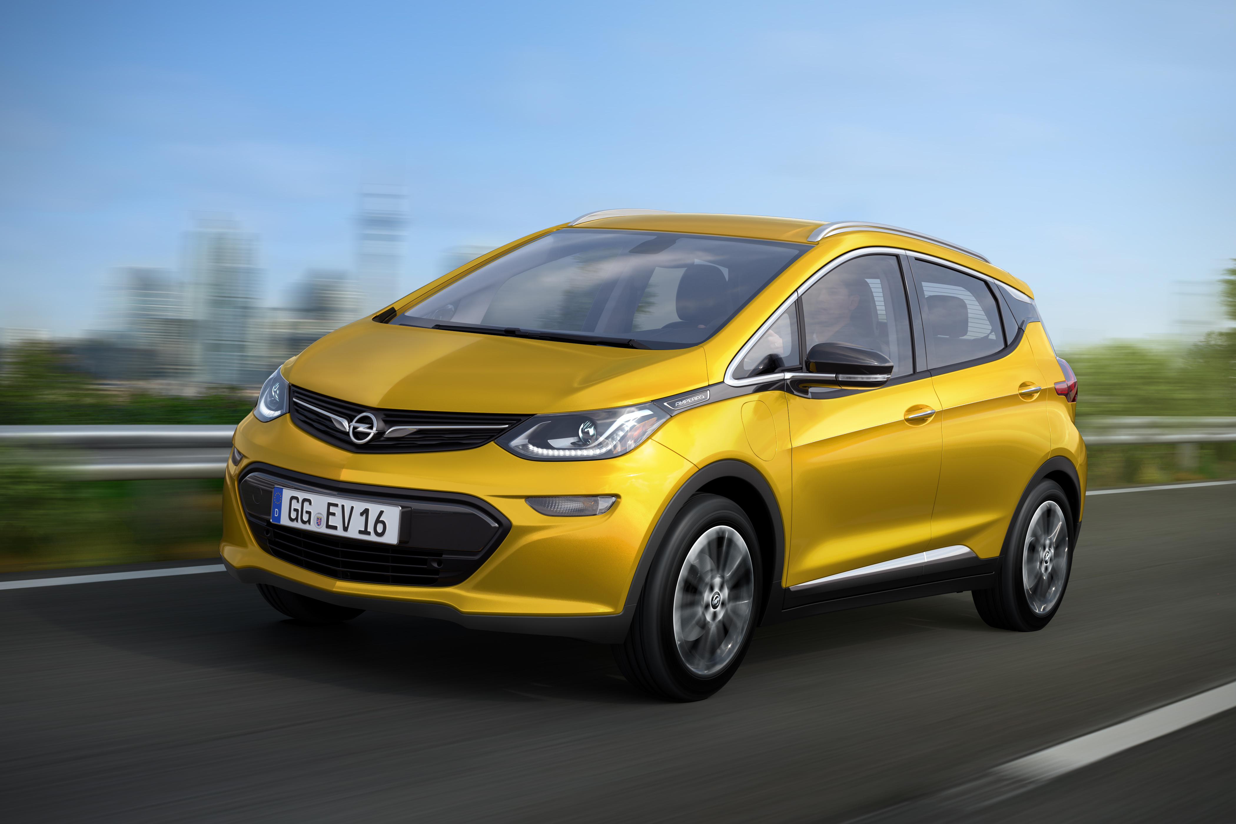 Opel najavljuje električni automobil na baterijski pogon koji menja pravila igre:  Ampera-e