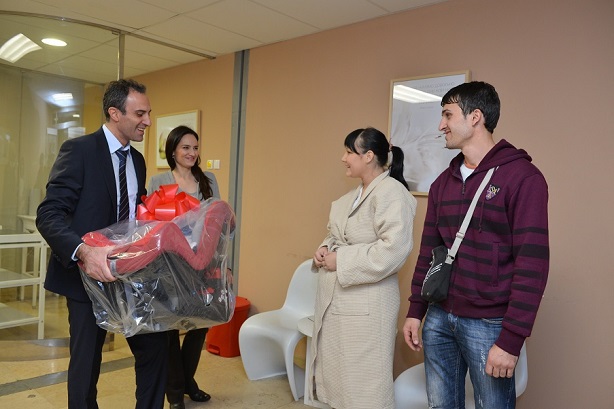 FIAT Automobili Srbija poklonila zaštitna auto sedišta za deset Kragujevačkih beba