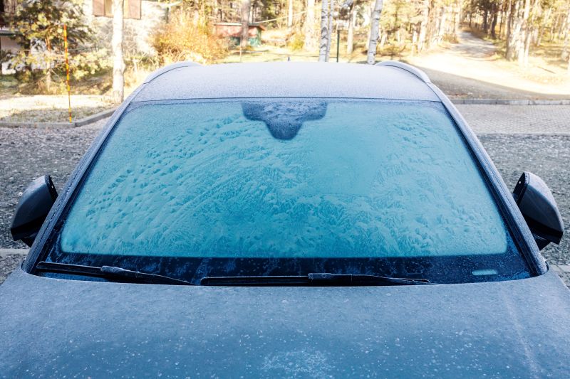 Skidanje leda zimi: Koje metode štete automobilu, a koje zaista funkcionišu