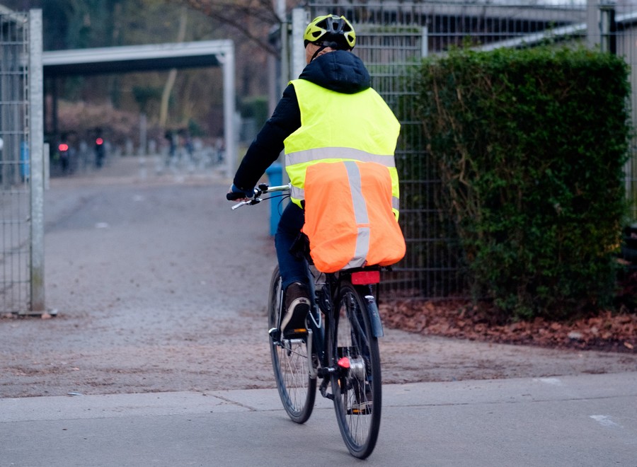 Zašto biciklisti ne žele kacige i reflektujuće prsluke?