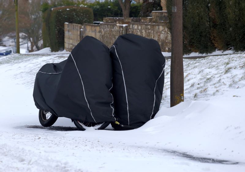 Kako spremiti motocikl da prezimi bez garaže