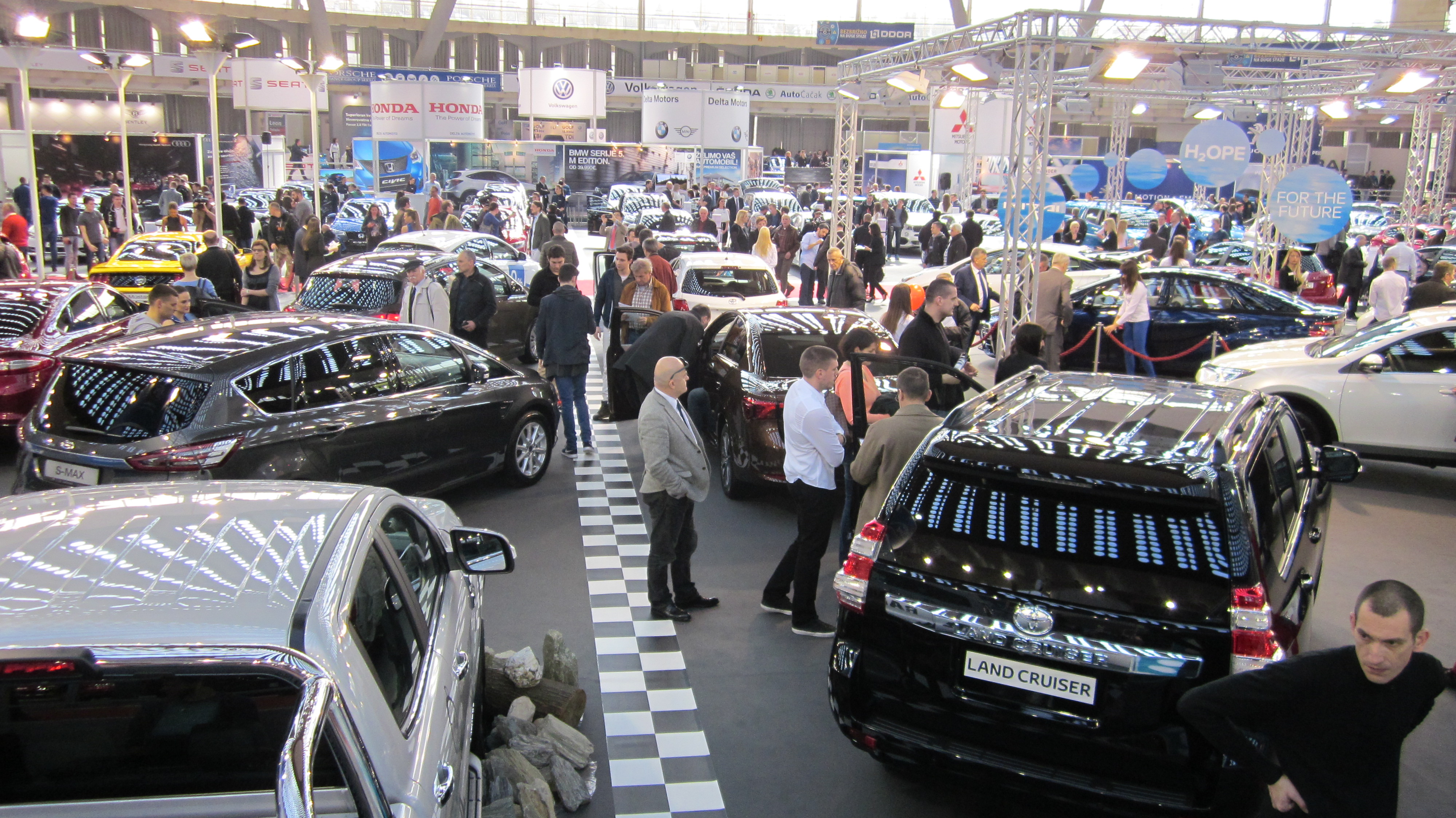 Atmosfera prvog dana sajma automobila