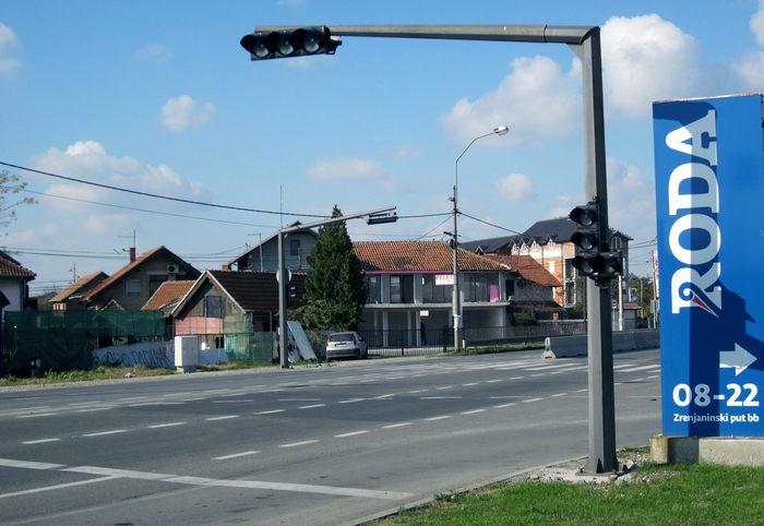 Nepotreban semafor na Zrenjaninskom putu postavljen zbog prodavnice?