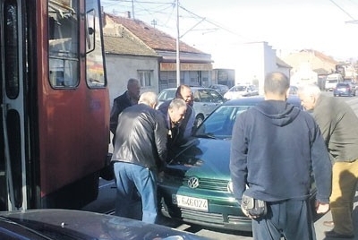 Parkiran nasred šina!