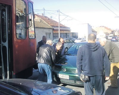 Parkiran nasred šina!