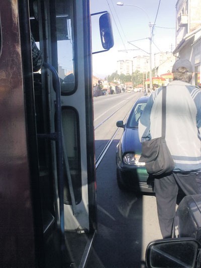 Parkiran nasred šina!